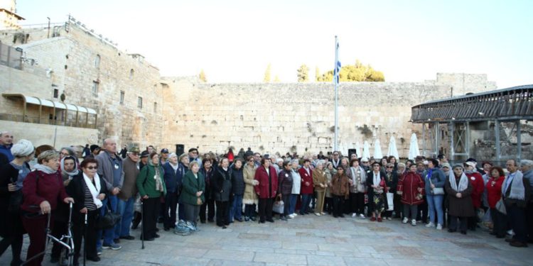 Sobrevivientes del Holocausto se reúnen en el Muro Occidental para encender velas de Jánuca