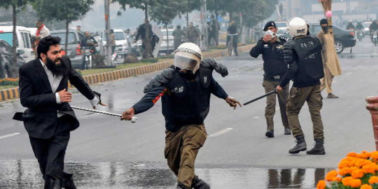 Abogados de Pakistán inician huelga nacional tras destrozar hospital y asesinar pacientes