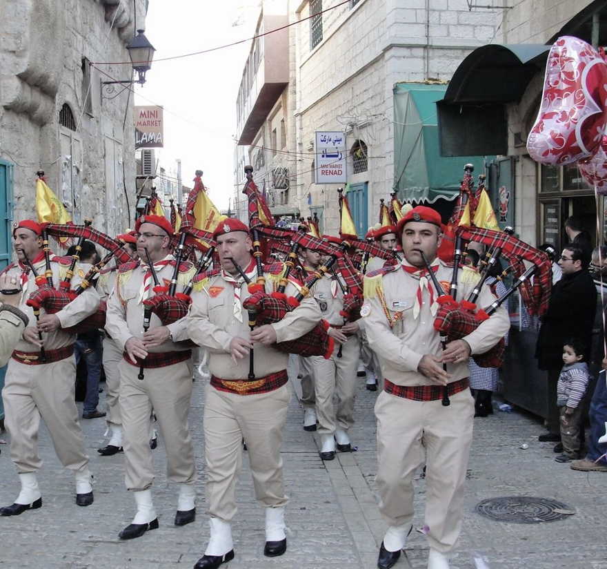 Exploradores palestinos uniformados en desfile. Foto de Judy Lash Balint.