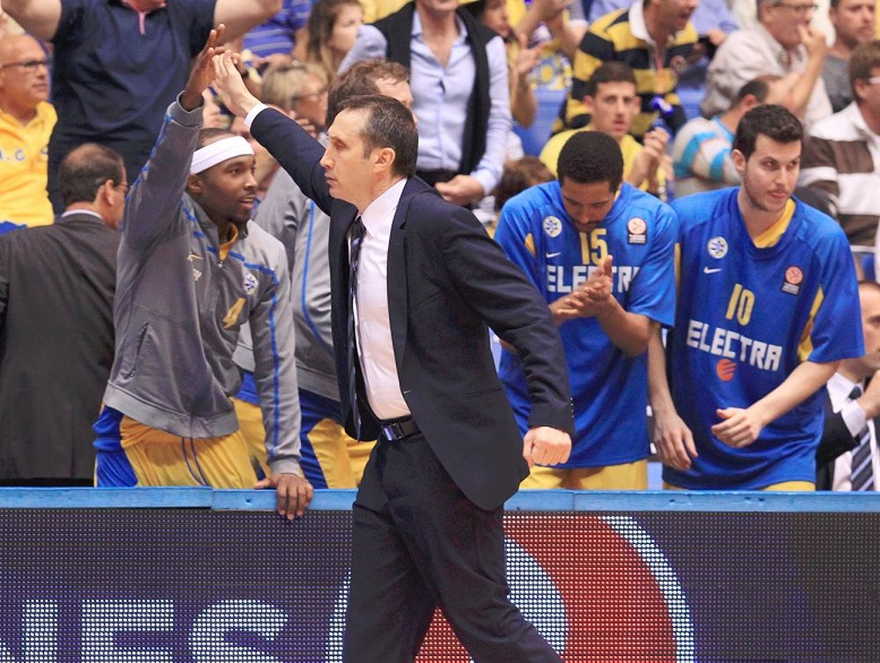 El entrenador David Blatt felicita a sus jugadores durante una victoria por 101-99 en tiempo extra contra el EA7 Emporio Armani Milan en el torneo de la Euroliga 2013-2014
