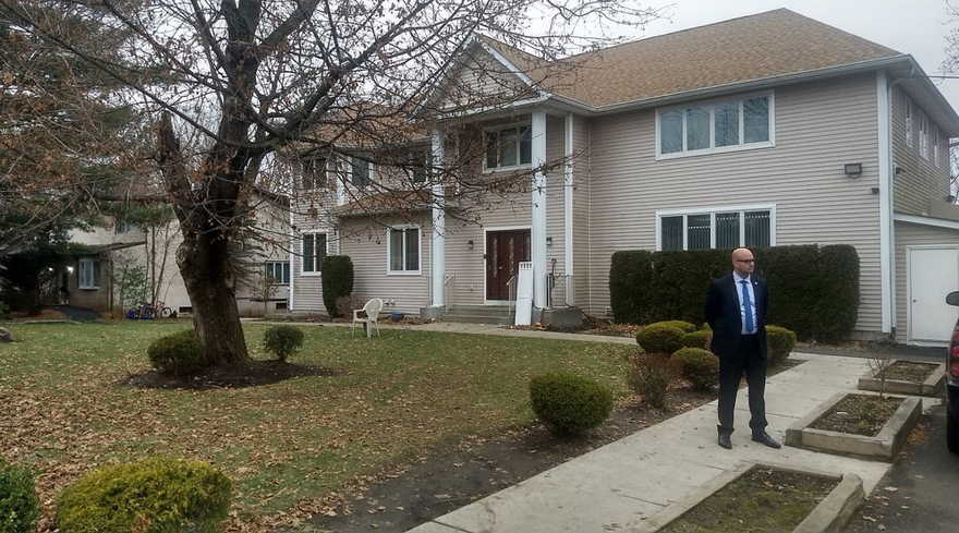 Un guardia de seguridad se encuentra afuera de la casa donde tuvo lugar una ola de puñaladas en Monsey, Nueva York, 29 de diciembre de 2019. (Ben Sales / JTA)