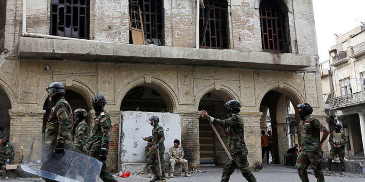 En Irak manifestantes incendian santuario en Najaf