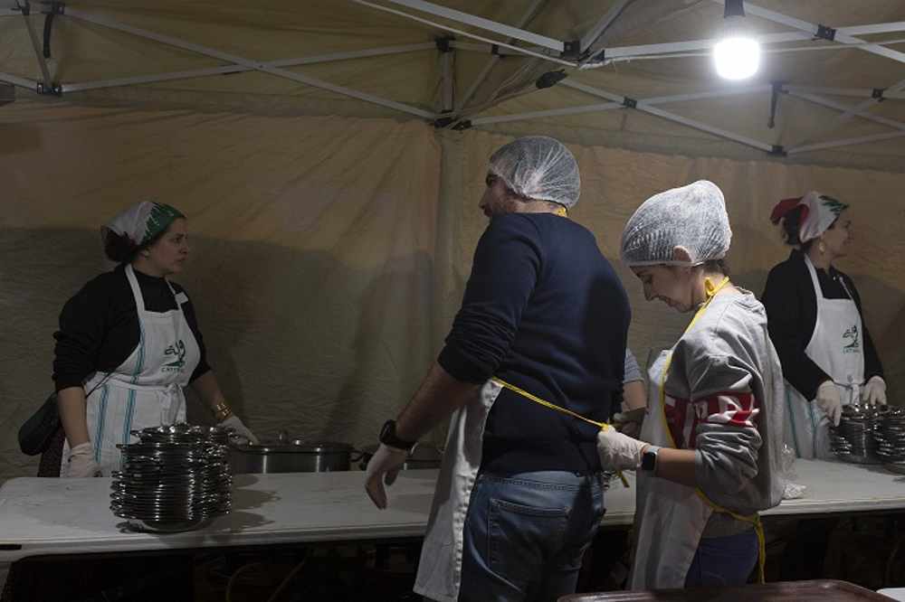 Libaneses se ayudan mutuamente en medio de la crisis económica