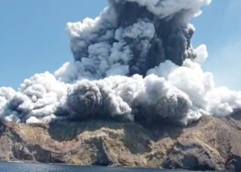 Erupción de volcán en Nueva Zelanda deja docenas de muertos