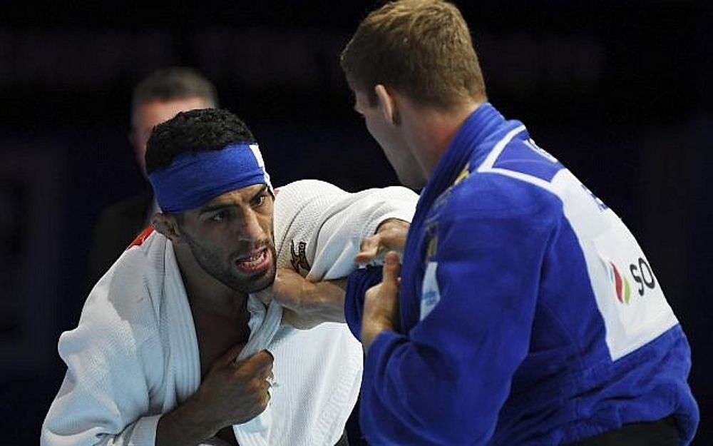 El 28 de agosto de 2019, Saeid Mollaei (en blanco) de Irán pelea contra el belga Matthias Casse. Afirmó que se le ordenó perder deliberadamente una pelea por el campeonato mundial y que podría competir bajo una bandera de refugiados en los Juegos Olímpicos de Tokio 2020, dijeron funcionarios el 1 de septiembre. (Charly TRIBALLEAU / AFP)