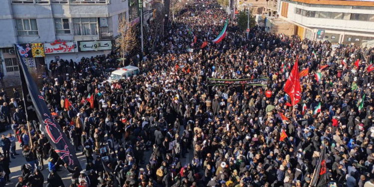 Los dolientes iraníes se reúnen para el entierro del general Qasem Soleimani, asesinado en su ciudad natal, Kerman, el 7 de enero de 2020. Soleimani fue asesinado el viernes en las afueras del aeropuerto de Bagdad en un ataque con aviones no tripulados ordenado por el Presidente de los Estados Unidos, Donald Trump, lo que aumentó las tensiones con el archienemigo Irán, que ha jurado "una severa venganza". El asesinato de Soleimani, de 62 años de edad, aumentó la preocupación internacional por una nueva guerra en el volátil y rico Oriente Medio y agitó los mercados financieros. (Foto de Atta KENARE / AFP)