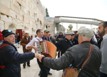 Ochenta sobrevivientes del Holocausto celebran sus bar y bat mitzvah en el Muro Occidental