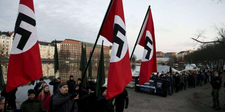 Neonazis niegan el Holocausto y queman bandera israelí en Finlandia