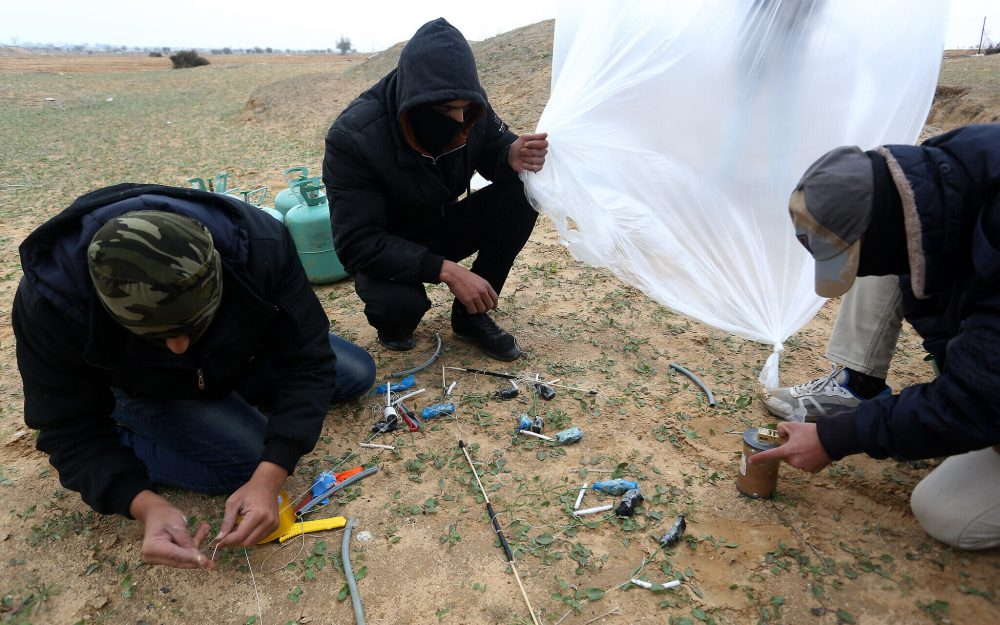 óvenes palestinos preparan objetos inflamables para lanzarlos hacia Israel, cerca de Rafah, en el sur de la Franja de Gaza, el 18 de enero de 2020. (Abed Rahim Khatib / Flash90)