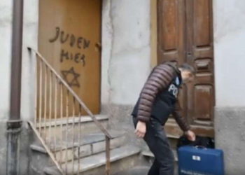 Graffiti antisemita pintado en la puerta de sobreviviente del Holocausto en Italia