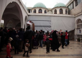 Familias sirias se refugian en mezquita para escapar de los ataques de Assad y Rusia