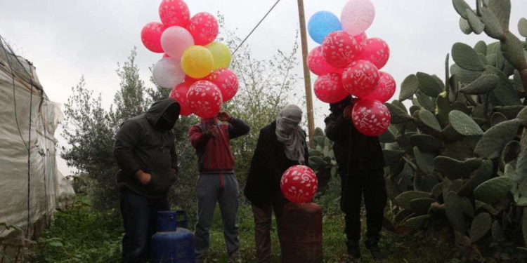 Globos incendiarios lanzados desde Gaza aterrizan en el sur de Israel