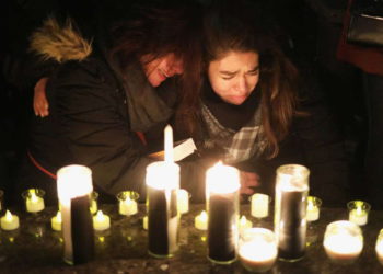 Iraníes entierran a muertos del avión derribado tras días de protestas contra el régimen