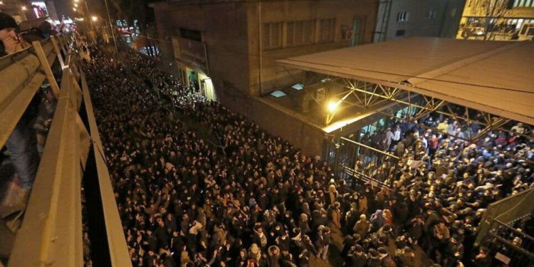 Embajador del Reino Unido arrestado durante manifestación contra el régimen en Irán