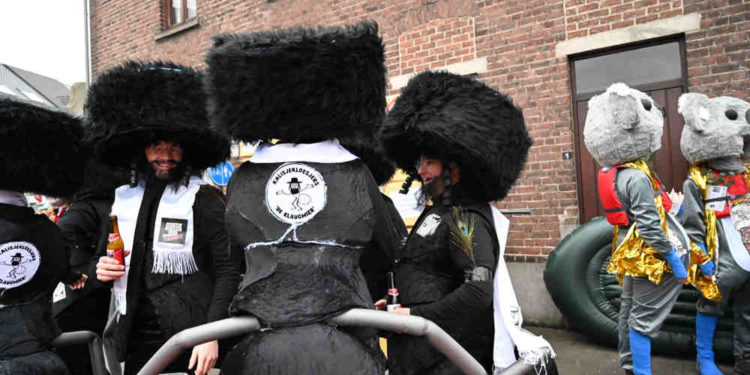 Desfile antisemita de Bélgica presenta disfraces de judíos con cuerpos de insectos