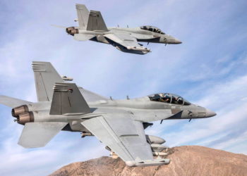 Estados Unidos prueba aviones de combate sin piloto controlados desde otro avión