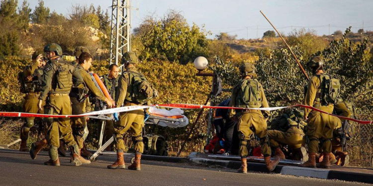 Ataque terrorista en Judea y Samaria deja un soldado israelí herido