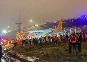 Avión se desliza fuera de la pista de aterrizaje en Estambul, un muerto y 156 heridos