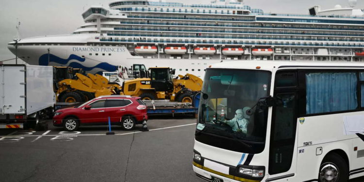 Los pasajeros comienzan a desembarcar del barco afectado por Coronavirus