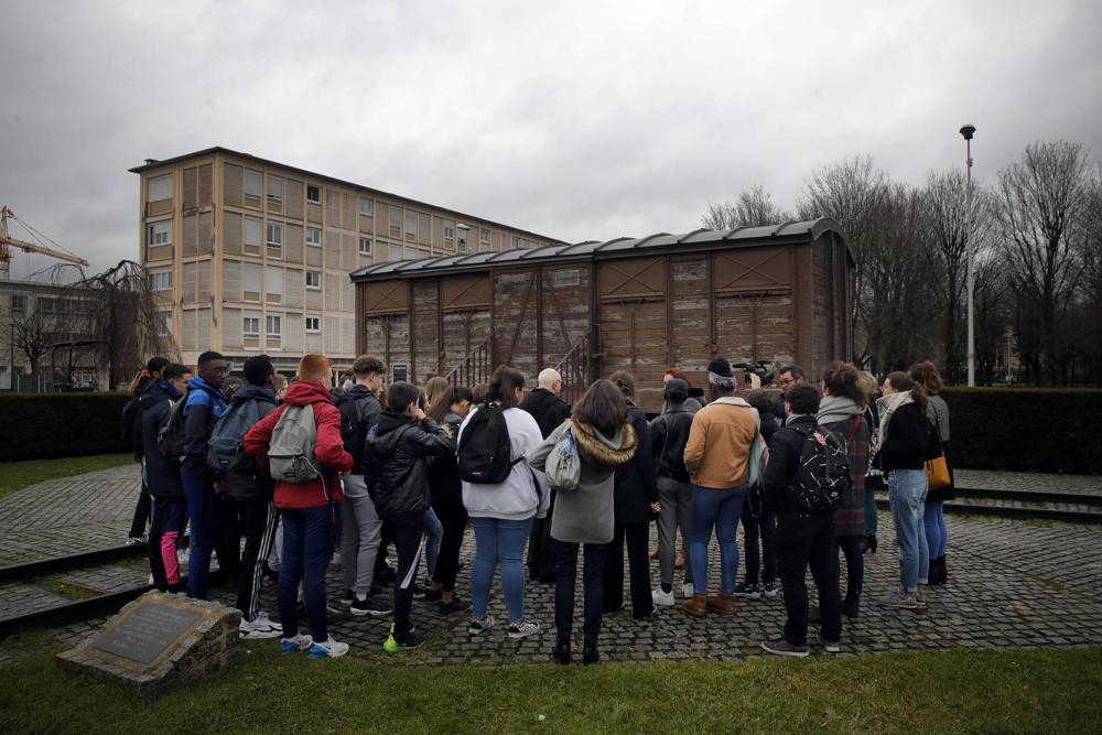 Los estudiantes asisten a un taller dedicado al recuerdo del Holocausto en el memorial Drancy Shoah, en las afueras de París, el 30 de enero de 2020. ( Foto: AP )