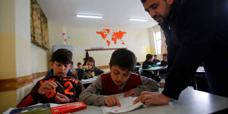 Libros escolares de Hezbolá enseñan que “los sionistas son enemigos de la humanidad”