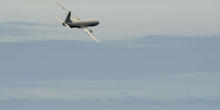 Un buque de guerra chino disparó un láser a un avión de EE.UU.