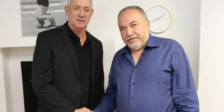 Gantz sobre las condiciones de Liberman: “De acuerdo”