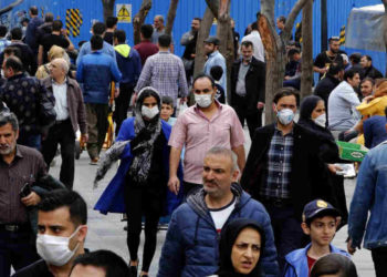 Irán reapertura su economía pese a tener uno de los peores brotes de COVID-19 en el mundo