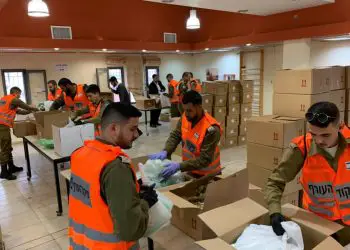 Soldados de Israel comienzan a distribuir bienes esenciales a los ancianos