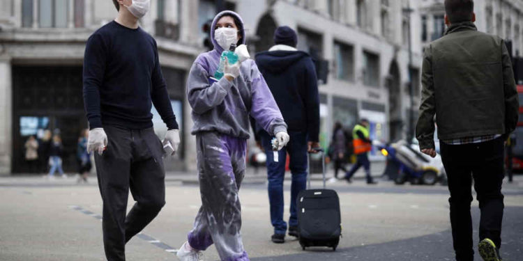 Máscaras y guantes no detienen la propagación del coronavirus, advierten expertos