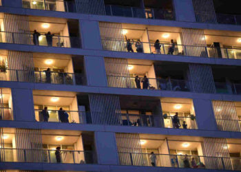 Israelíes elogian desde sus balcones al personal médico que lucha contra el coronavirus