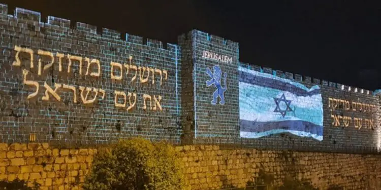 Vídeo: Bandera de Israel en las paredes de la ciudad vieja