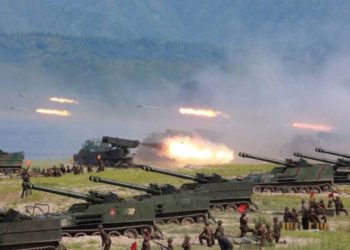 El líder norcoreano Kim supervisa un simulacro de artillería de largo alcance
