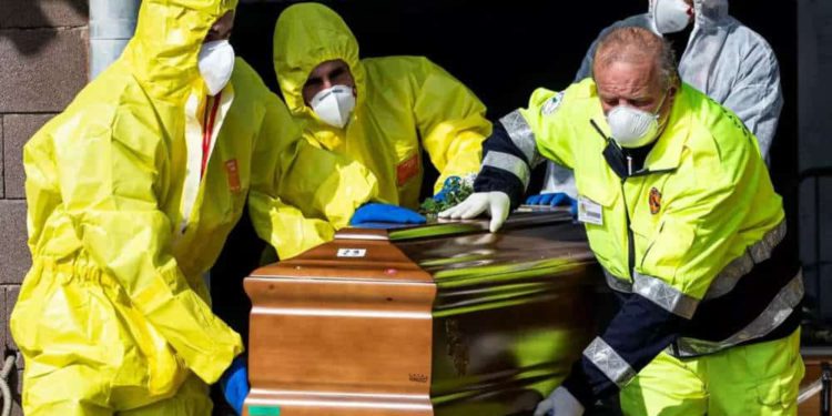 Número de muertes por coronavirus en el mundo supera los 30 mil