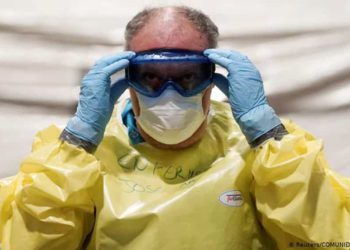 EE.UU. y Europa levantan restricciones pese a advertencias sanitarias