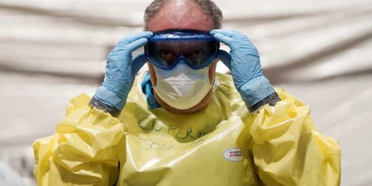 EE.UU. y Europa levantan restricciones pese a advertencias sanitarias