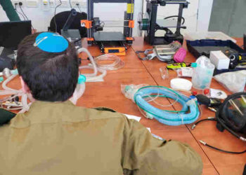 Unidad élite de las FDI desarrolla equipos médicos y de protección para trabajadores de salud