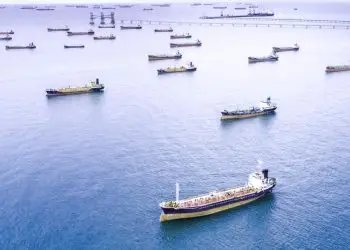 El exceso de petróleo almacenado en el mar comienza a reducirse