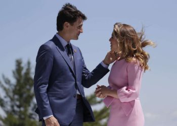 PM de Canadá Trudeau en cuarentena después de que su esposa diera positivo en la prueba de COVID-19