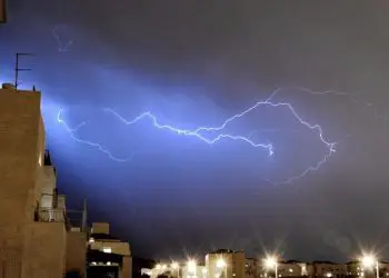 Lluvia acompañada de truenos y relámpagos en Israel