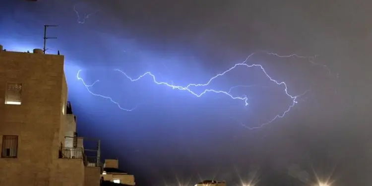 Lluvia acompañada de truenos y relámpagos en Israel