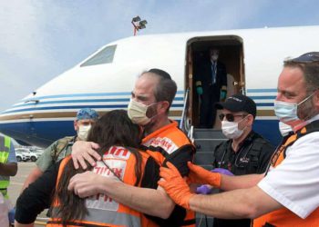 Fundador de United Hatzalah aterriza en Israel tras recuperarse del COVID-19