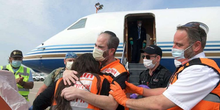Fundador de United Hatzalah aterriza en Israel tras recuperarse del COVID-19