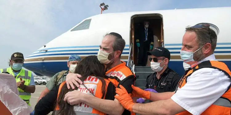 Fundador de United Hatzalah aterriza en Israel tras recuperarse del COVID-19