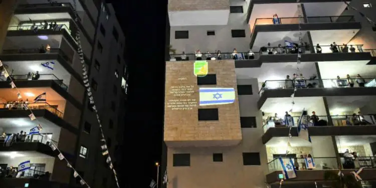 Israelíes cantan el Hatikva desde sus balcones para conmemorar el Día de los Caídos