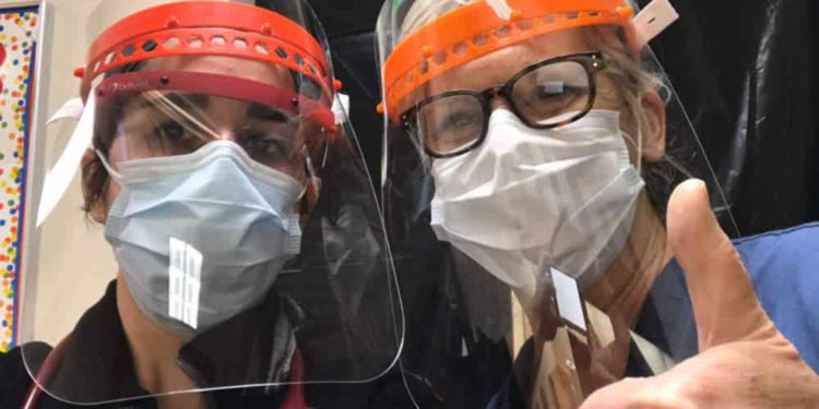 Escuela judía de Filadelfia imprime protectores faciales 3D para trabajadores de salud