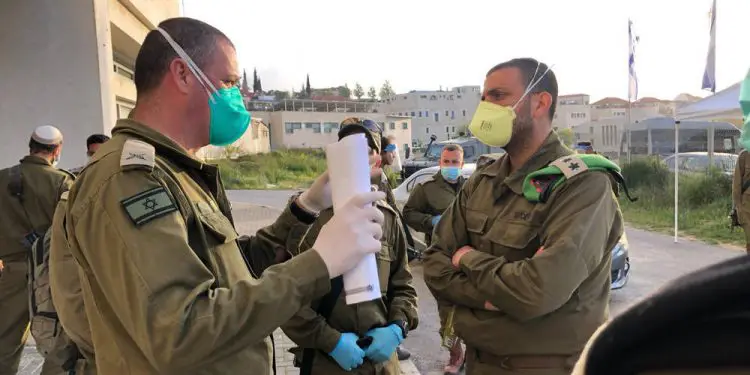 Israel trae un millón de mascarillas de China para los soldados de las FDI