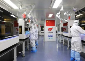 Medios de China publican imágenes del laboratorio de virología de Wuhan Los medios de comunicación estatales chinos publicaron imágenes de febrero de 2020 que mostraban el interior del laboratorio del Instituto de Virología de Wuhan que algunos han acusado de ser la fuente del brote de coronavirus, informó The New York Post. Las nuevas imágenes fueron publicadas por la emisora estatal CCTV, mostrando a los científicos en equipo de protección manejando muestras de prueba. Uno de los científicos en el video, Zhang Huajun, demostró cómo los científicos en la instalación usan dos capas de trajes protectores y tienen que pasar por cámaras herméticas, escribió The Sun. Según Zhang, la instalación fue diseñada para permitir que el aire sólo fluya hacia el interior de la instalación, en lugar de hacia el exterior, para evitar cualquier fuga. Esto viene después de que aparecieron imágenes que mostraban un sello roto en un congelador del laboratorio que contenía alrededor de 1.500 cepas de virus mortales, lo que hizo sospechar que un accidente podría haber llevado a la transmisión del nuevo coronavirus a un humano. Estas imágenes, que fueron publicadas por primera vez por el diario estatal China Daily, fueron rápidamente eliminadas. Según fuentes de inteligencia anónimas, los EE.UU. han comenzado a investigar la posibilidad de que el brote se inició en el laboratorio. El Washington Post informó que, en enero de 2018, los funcionarios de Estados Unidos advirtieron sobre las condiciones de seguridad en el laboratorio y comentaron sobre la arriesgada investigación que se está llevando a cabo sobre los coronavirus de los murciélagos. Según un informe de Fox News, una fuente anónima afirmó que China podría haber trasladado la culpa a los mercados húmedos para desviar cualquier culpa al laboratorio, lo que la fuente llamó “el encubrimiento gubernamental más costoso de todos los tiempos”. Desde entonces, más funcionarios han intervenido en el tema, con el Secretario de Defensa de EE.UU. Mark Esper acusando a China de ocultar información sobre el coronavirus, y el presidente Donald Trump diciendo a Fox que “estamos haciendo un examen muy completo de esta horrible situación”. La sospecha sobre el manejo inicial de China del brote de coronavirus no se limita a Estados Unidos solamente. El domingo, Australia pidió una investigación sobre el manejo del brote por parte de China, así como una investigación sobre el origen y la propagación del virus. Australia ha pedido a otras naciones que apoyen sus peticiones de una investigación, aunque Francia y Gran Bretaña se han negado a hacerlo, alegando que ahora no es el momento de una investigación, informó Reuters. China negó las acusaciones de que el laboratorio fuera responsable del brote. “No hay forma de que este virus haya venido de nosotros”, dijo el subdirector del laboratorio, Yuan Zhiming, a los medios chinos el sábado. “Cada vez más estamos escuchando la historia... estamos haciendo un examen muy completo de esta horrible situación”. “[Los EE.UU.] no tienen ninguna evidencia o conocimiento. Esto está totalmente basado en la especulación”, añadió. “Parte del propósito es confundir a la gente, interferir con todas nuestras actividades epidémicas o nuestras actividades científicas”. Además, la embajada china en Australia rechazó las llamadas de Canberra para una investigación. En una declaración a finales del martes, la embajada acusó a los legisladores australianos de actuar como portavoz de Trump, agregando que “ciertos políticos australianos están dispuestos a repetir como loros lo que esos americanos han afirmado y simplemente los siguen en la puesta en escena de ataques políticos a China”, informó Reuters.