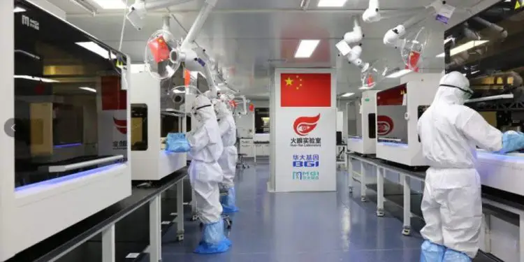 Medios de China publican imágenes del laboratorio de virología de Wuhan Los medios de comunicación estatales chinos publicaron imágenes de febrero de 2020 que mostraban el interior del laboratorio del Instituto de Virología de Wuhan que algunos han acusado de ser la fuente del brote de coronavirus, informó The New York Post. Las nuevas imágenes fueron publicadas por la emisora estatal CCTV, mostrando a los científicos en equipo de protección manejando muestras de prueba. Uno de los científicos en el video, Zhang Huajun, demostró cómo los científicos en la instalación usan dos capas de trajes protectores y tienen que pasar por cámaras herméticas, escribió The Sun. Según Zhang, la instalación fue diseñada para permitir que el aire sólo fluya hacia el interior de la instalación, en lugar de hacia el exterior, para evitar cualquier fuga. Esto viene después de que aparecieron imágenes que mostraban un sello roto en un congelador del laboratorio que contenía alrededor de 1.500 cepas de virus mortales, lo que hizo sospechar que un accidente podría haber llevado a la transmisión del nuevo coronavirus a un humano. Estas imágenes, que fueron publicadas por primera vez por el diario estatal China Daily, fueron rápidamente eliminadas. Según fuentes de inteligencia anónimas, los EE.UU. han comenzado a investigar la posibilidad de que el brote se inició en el laboratorio. El Washington Post informó que, en enero de 2018, los funcionarios de Estados Unidos advirtieron sobre las condiciones de seguridad en el laboratorio y comentaron sobre la arriesgada investigación que se está llevando a cabo sobre los coronavirus de los murciélagos. Según un informe de Fox News, una fuente anónima afirmó que China podría haber trasladado la culpa a los mercados húmedos para desviar cualquier culpa al laboratorio, lo que la fuente llamó “el encubrimiento gubernamental más costoso de todos los tiempos”. Desde entonces, más funcionarios han intervenido en el tema, con el Secretario de Defensa de EE.UU. Mark Esper acusando a China de ocultar información sobre el coronavirus, y el presidente Donald Trump diciendo a Fox que “estamos haciendo un examen muy completo de esta horrible situación”. La sospecha sobre el manejo inicial de China del brote de coronavirus no se limita a Estados Unidos solamente. El domingo, Australia pidió una investigación sobre el manejo del brote por parte de China, así como una investigación sobre el origen y la propagación del virus. Australia ha pedido a otras naciones que apoyen sus peticiones de una investigación, aunque Francia y Gran Bretaña se han negado a hacerlo, alegando que ahora no es el momento de una investigación, informó Reuters. China negó las acusaciones de que el laboratorio fuera responsable del brote. “No hay forma de que este virus haya venido de nosotros”, dijo el subdirector del laboratorio, Yuan Zhiming, a los medios chinos el sábado. “Cada vez más estamos escuchando la historia... estamos haciendo un examen muy completo de esta horrible situación”. “[Los EE.UU.] no tienen ninguna evidencia o conocimiento. Esto está totalmente basado en la especulación”, añadió. “Parte del propósito es confundir a la gente, interferir con todas nuestras actividades epidémicas o nuestras actividades científicas”. Además, la embajada china en Australia rechazó las llamadas de Canberra para una investigación. En una declaración a finales del martes, la embajada acusó a los legisladores australianos de actuar como portavoz de Trump, agregando que “ciertos políticos australianos están dispuestos a repetir como loros lo que esos americanos han afirmado y simplemente los siguen en la puesta en escena de ataques políticos a China”, informó Reuters.