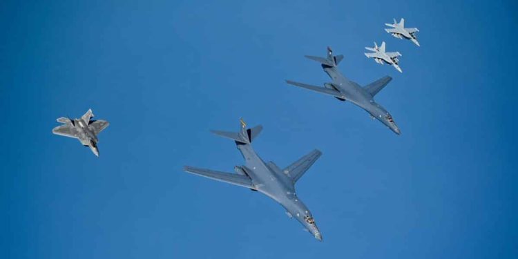 Bombarderos B-1B de la Fuerza Aérea de EE. UU. Realizan entrenamiento en el Mar Oriental de China